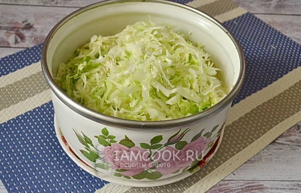 Положить капусту в кастрюлю
