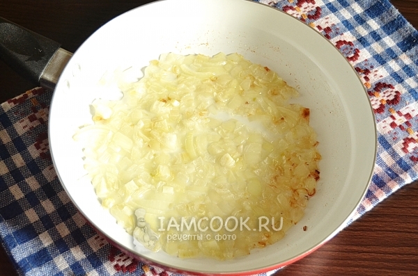 Обжарить лук