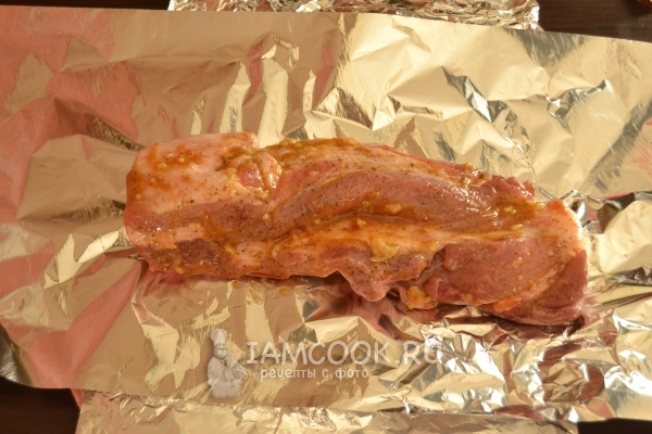 Положить мясо на фольгу