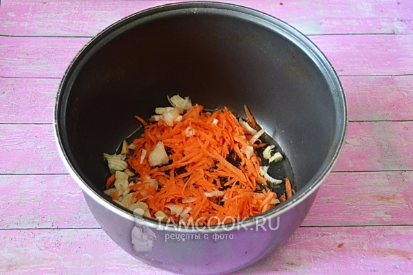 Обжарить лук с морковью