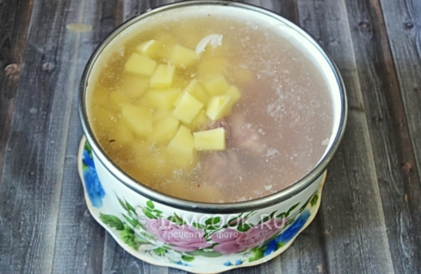 Положить картошку в бульон