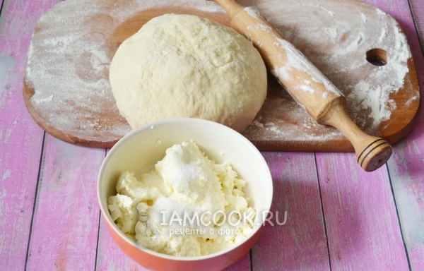 Соединить творог с сахаром