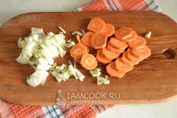 Порезать лук и морковь