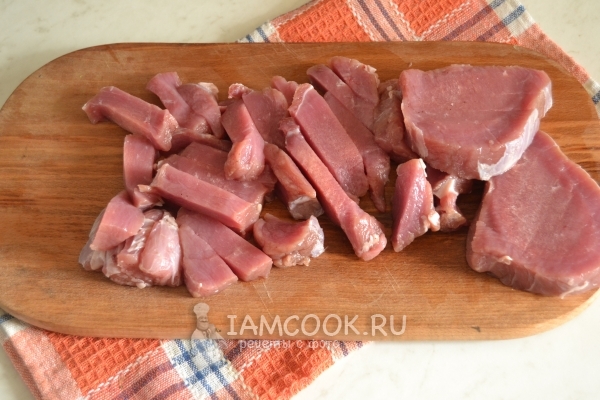 Порезать мясо на кусочки