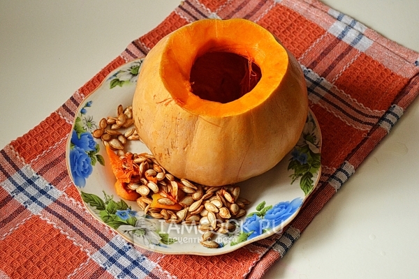 Достать из тыквы семена и волокна