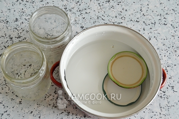 Простерилизовать банки и крышки