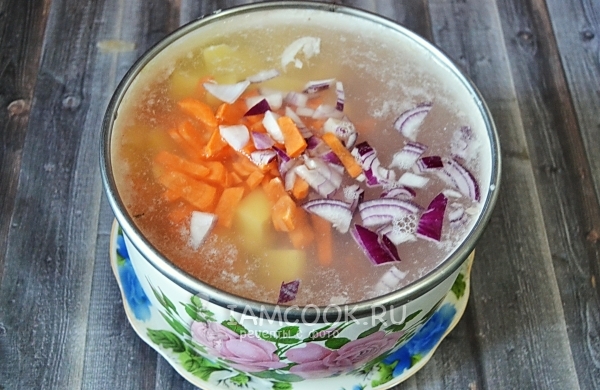 Положить лук и морковь