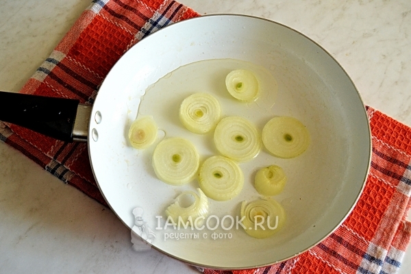 Обжарить лук
