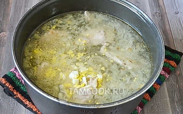 Положить в суп яйца