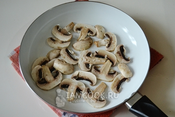Обжарить грибы