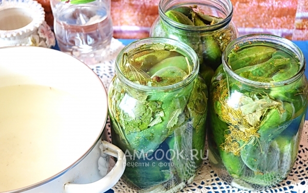 Залить огурцы горячим маринадом