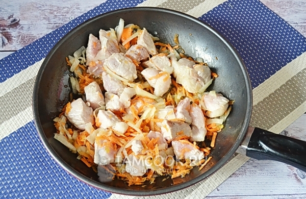 Положить лук и морковь