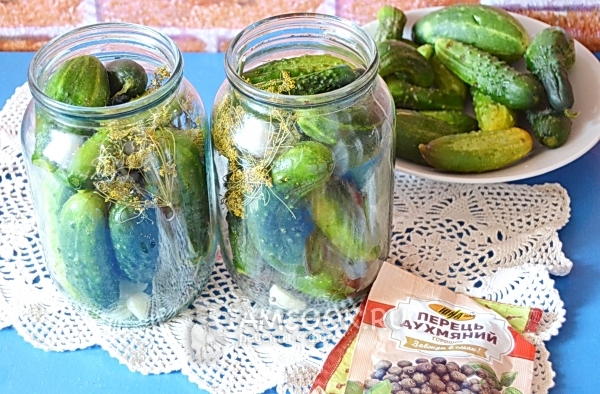 Положить в банки огурцы, укроп, чеснок и специи