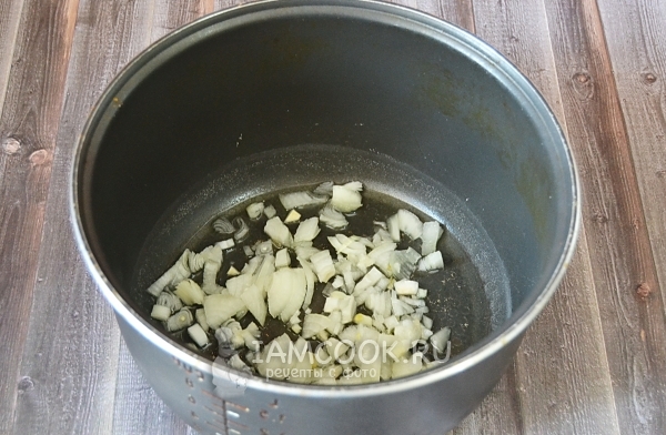 Обжарить лук