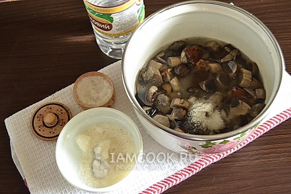 Добавить сахар, соль и уксус