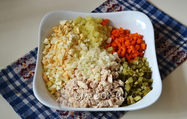 Соединить ингредиенты для салата