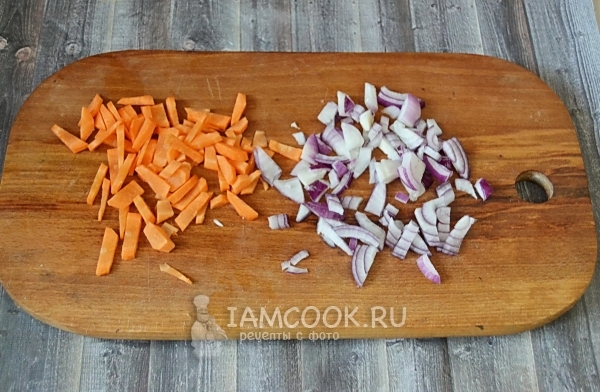 Порезать лук и морковь