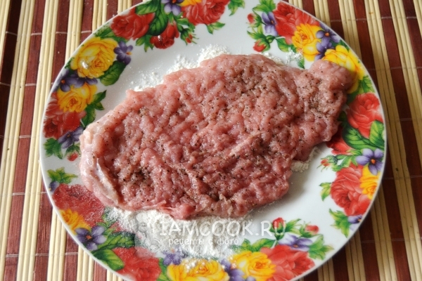 Обвалять мясо в муке