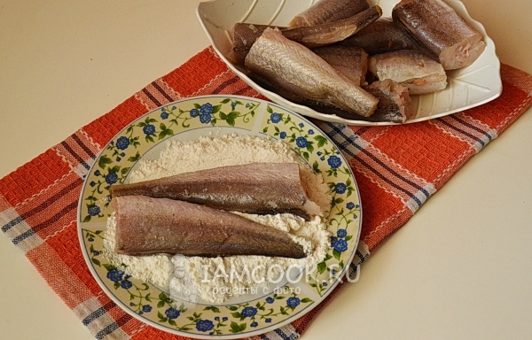 Обвалять рыбу в муке