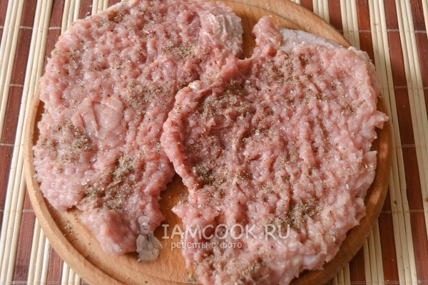 Мясо посолить и поперчить
