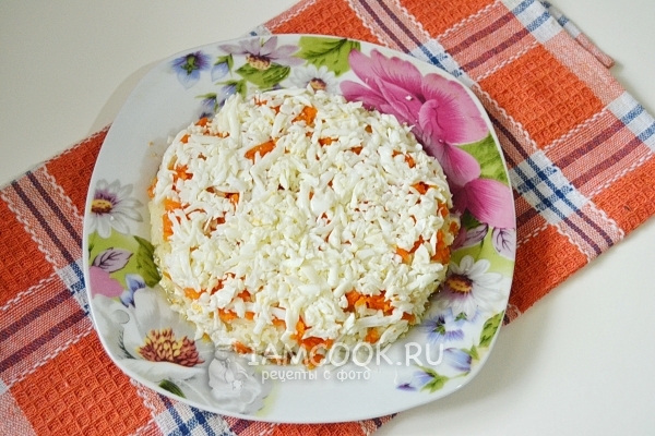 Выложить слой моркови и белка