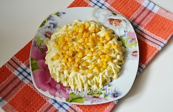 Положить слой кукурузы