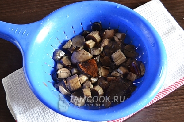 Выложить грибы в дуршлаг