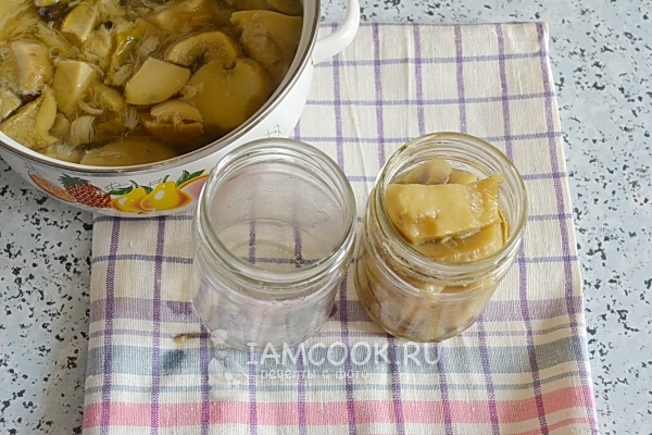 Положить грибы в банки