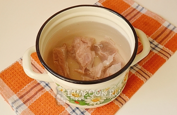 Положить свиные косточки в воду