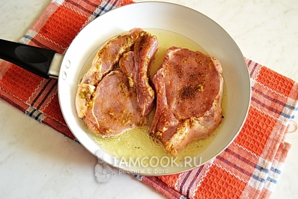 Положить мясо на сковороду