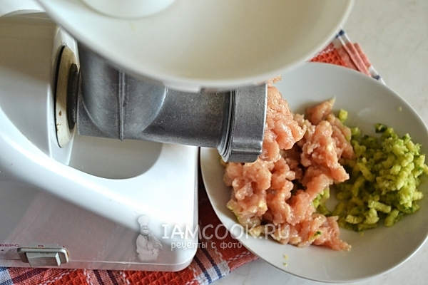 Перекрутить на мясорубке кабачок и мясо