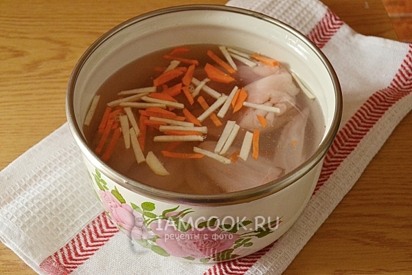 Положить в бульон овощи