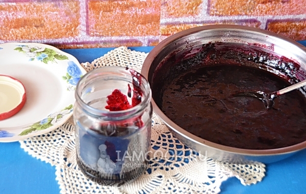 Перелить джем в банку