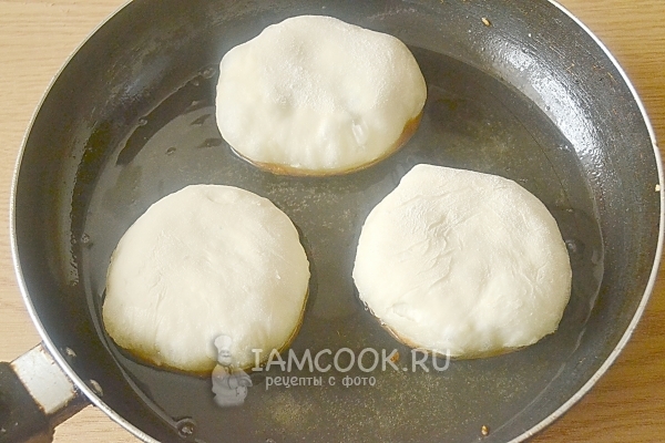 Положить пирожки на сковороду с маслом