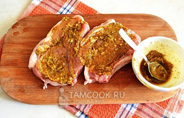 Смазать мясо маринадом