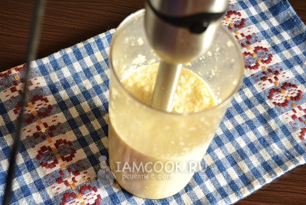 Измельчить перец и лук