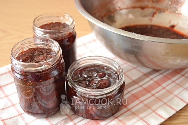 Разложить варенье по банкам