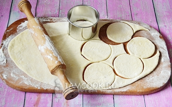 Вырезать из теста кружочки