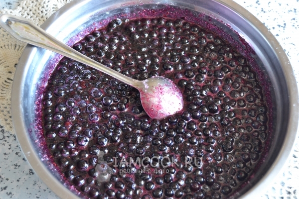 Смешать чернику с сахаром