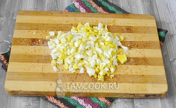 Порезать яйца