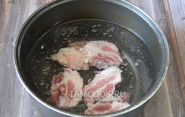 Положить в воду мясо