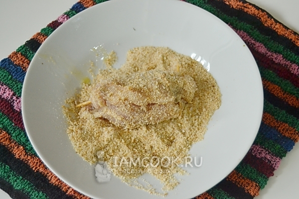 Обвалять заготовку в сухарях