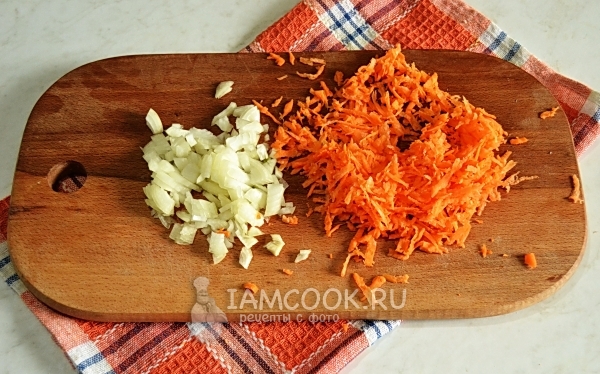 Измельчить лук и морковь