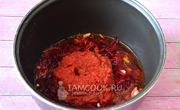 Положить томатную пасту