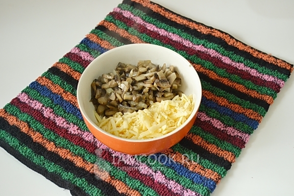 Соединить грибы с сыром