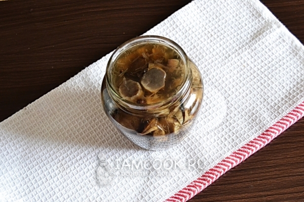 Наполнить банку грибами