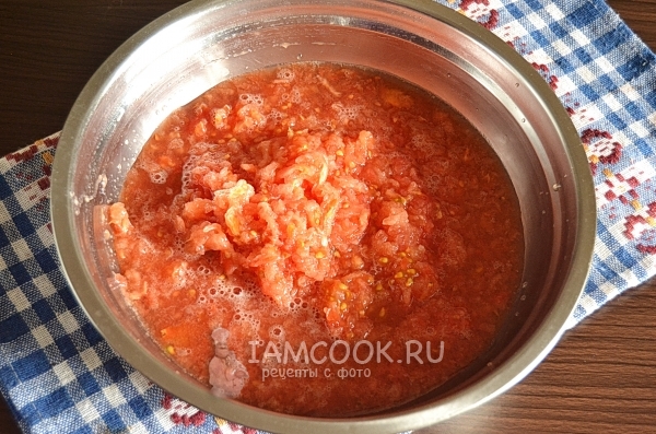 Натереть помидоры на терке