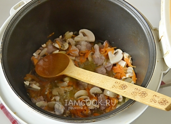 Потушить мясо с грибами и овощами