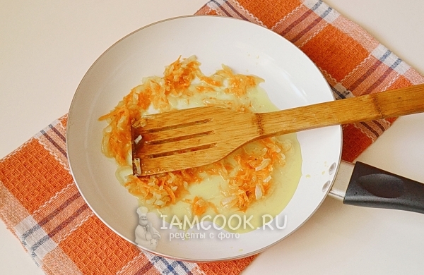 Обжарить лук с морковью