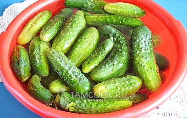 Положить огурцы в воду